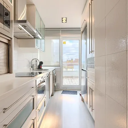 Bilbao Aeropuerto - *