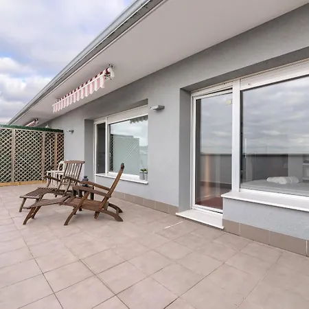 Bilbao Aeropuerto - * Derio